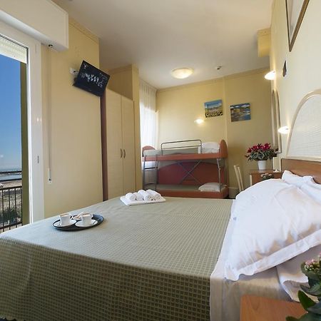 Hotel Crosal Римини Екстериор снимка