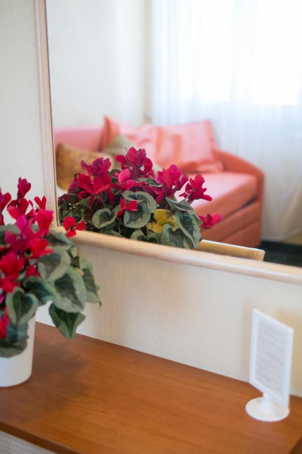 Hotel Crosal Римини Екстериор снимка