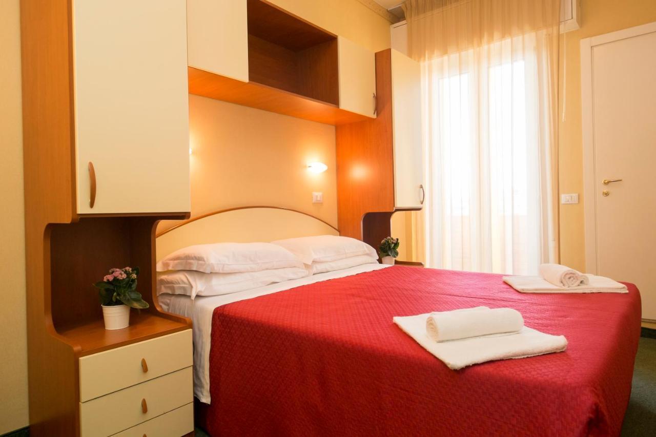 Hotel Crosal Римини Екстериор снимка