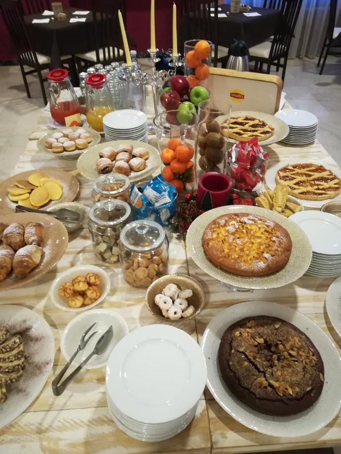 Hotel Crosal Римини Екстериор снимка