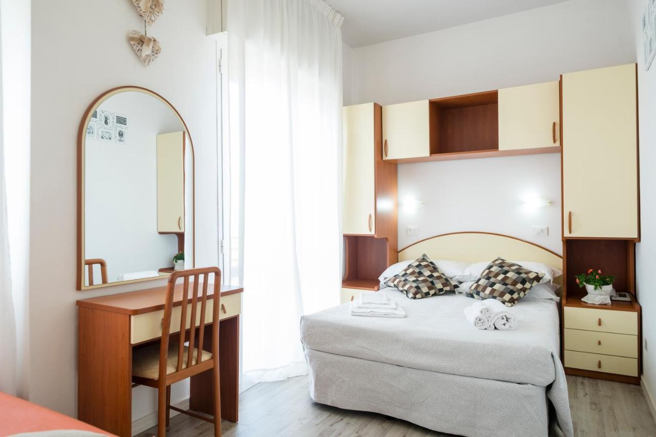 Hotel Crosal Римини Екстериор снимка