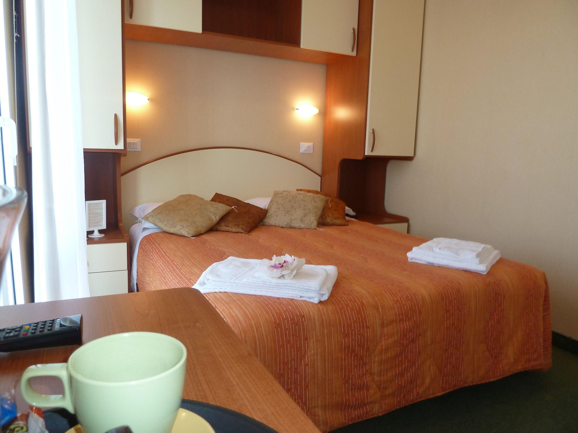 Hotel Crosal Римини Екстериор снимка