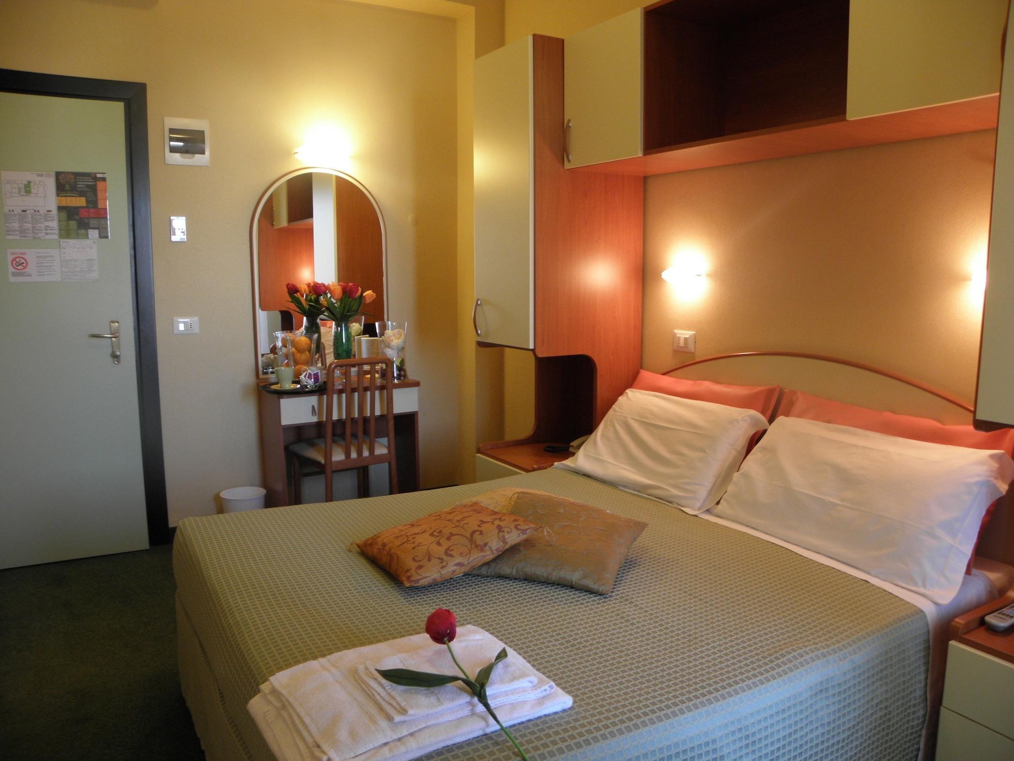 Hotel Crosal Римини Екстериор снимка