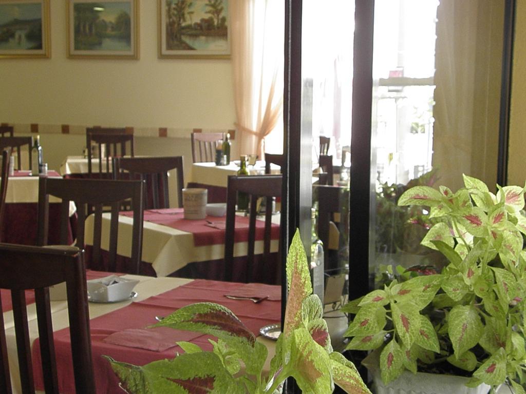 Hotel Crosal Римини Екстериор снимка
