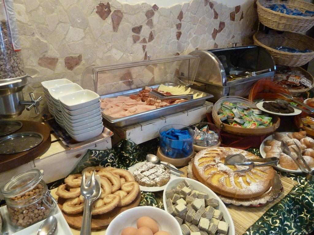 Hotel Crosal Римини Екстериор снимка