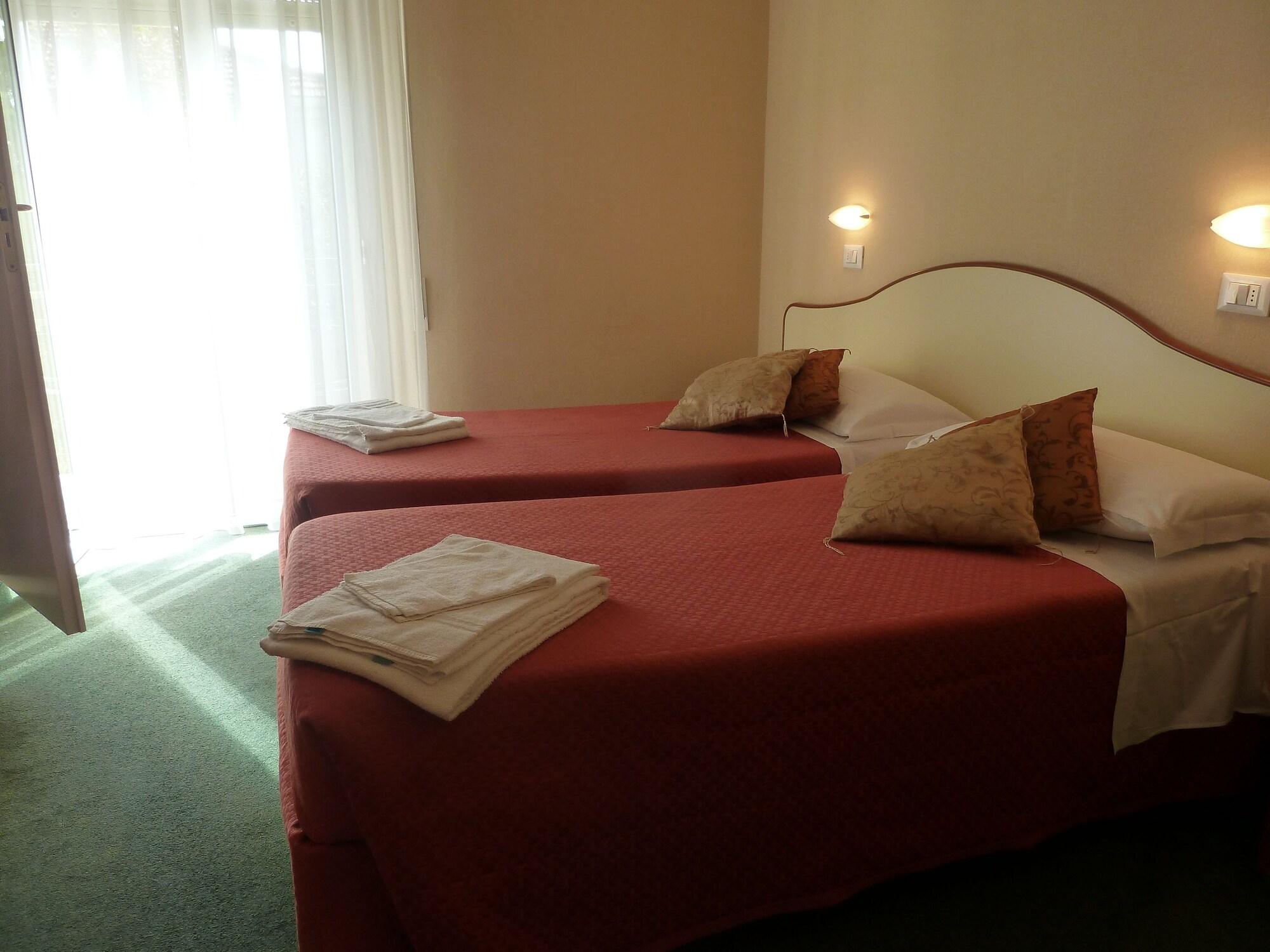 Hotel Crosal Римини Екстериор снимка