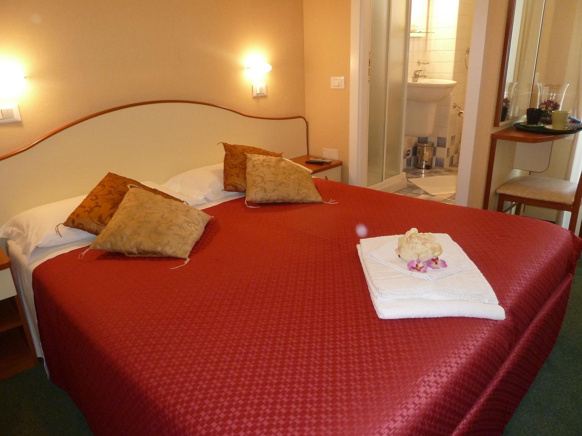 Hotel Crosal Римини Екстериор снимка