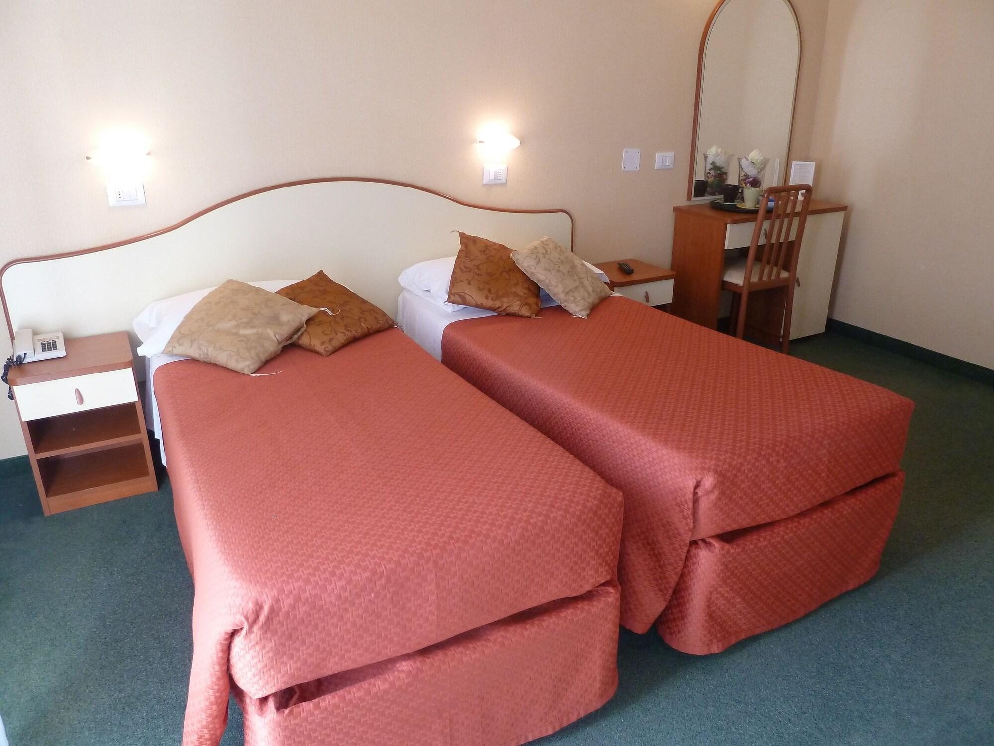 Hotel Crosal Римини Екстериор снимка
