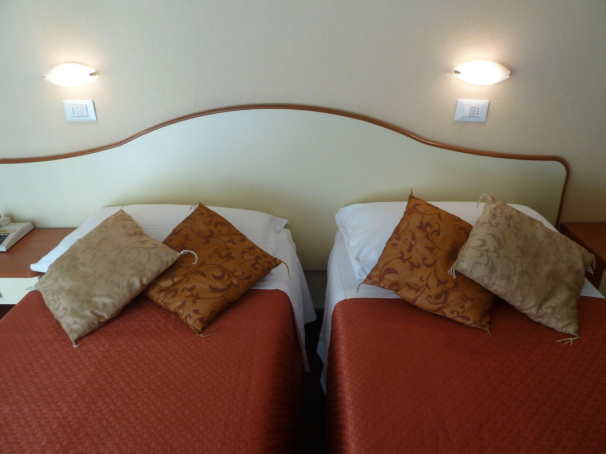 Hotel Crosal Римини Екстериор снимка