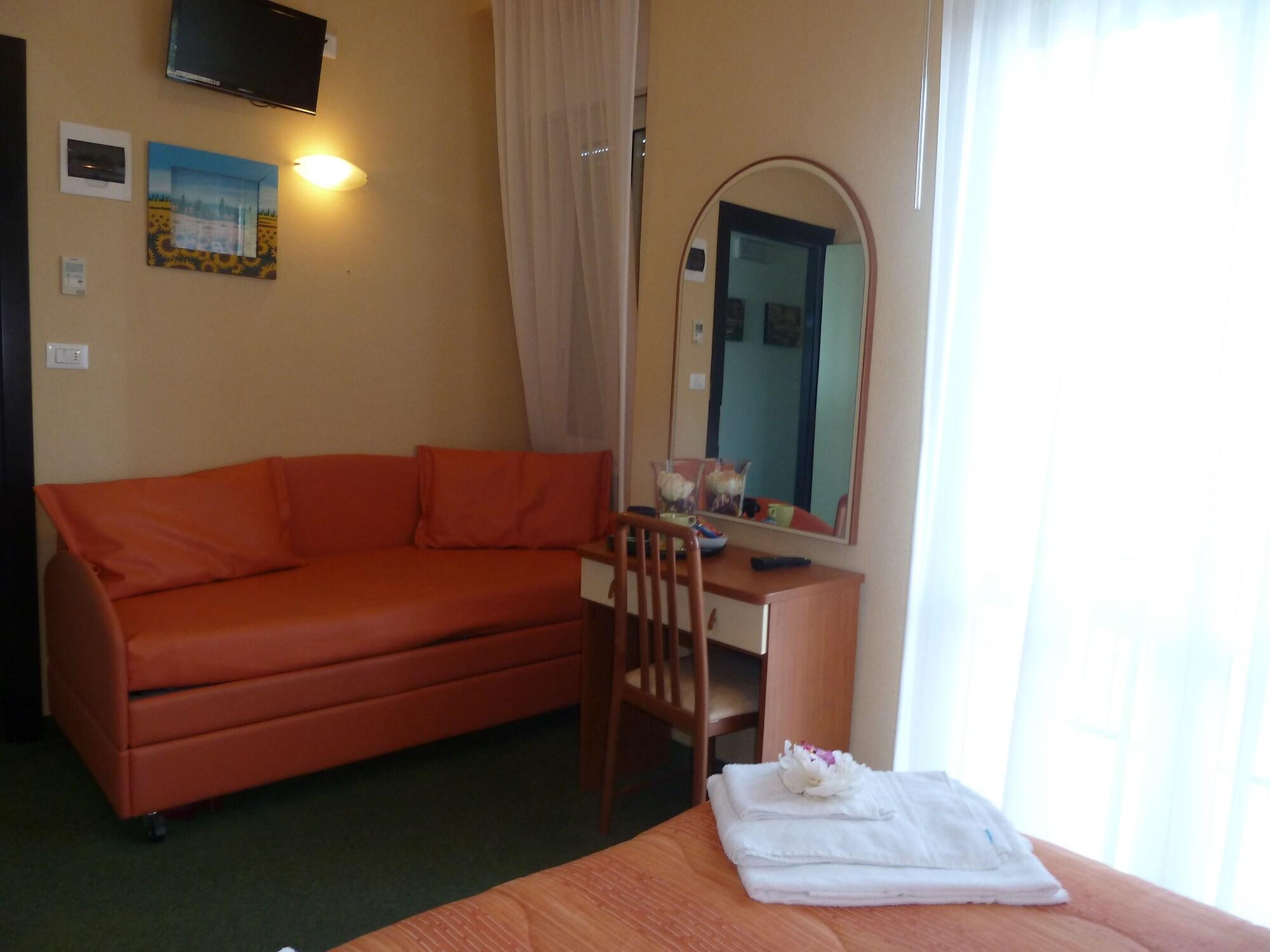 Hotel Crosal Римини Екстериор снимка