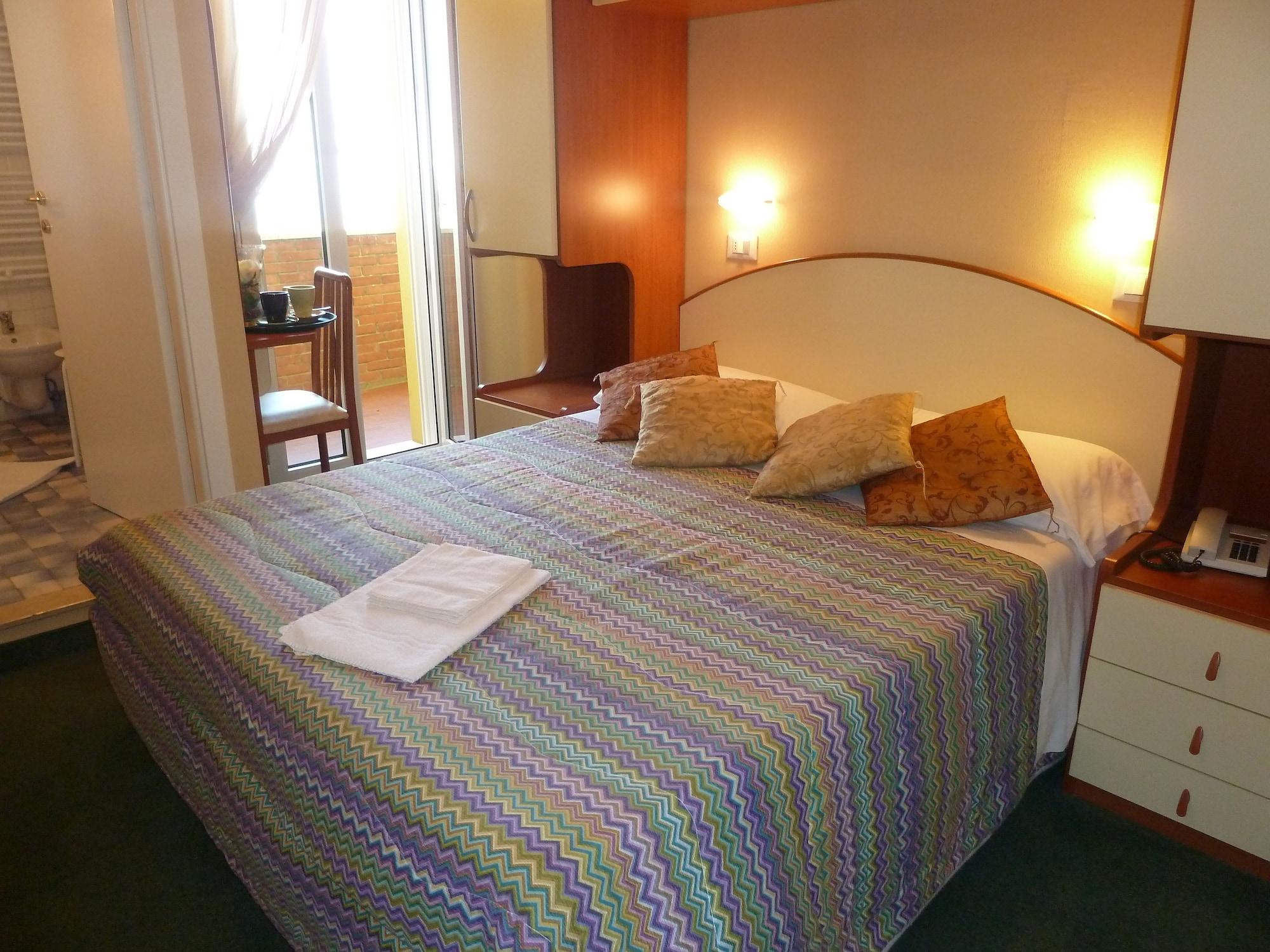 Hotel Crosal Римини Екстериор снимка