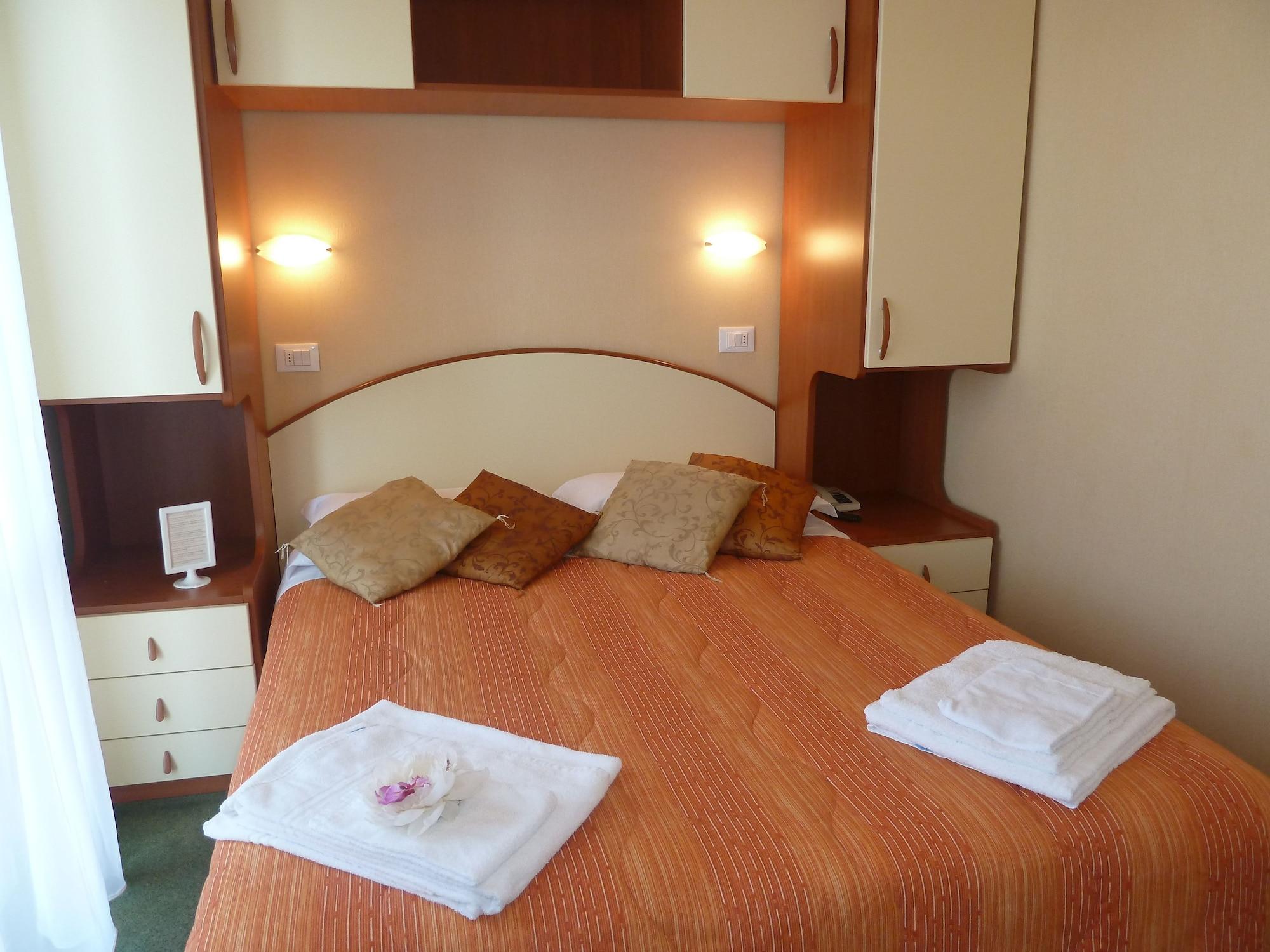 Hotel Crosal Римини Екстериор снимка