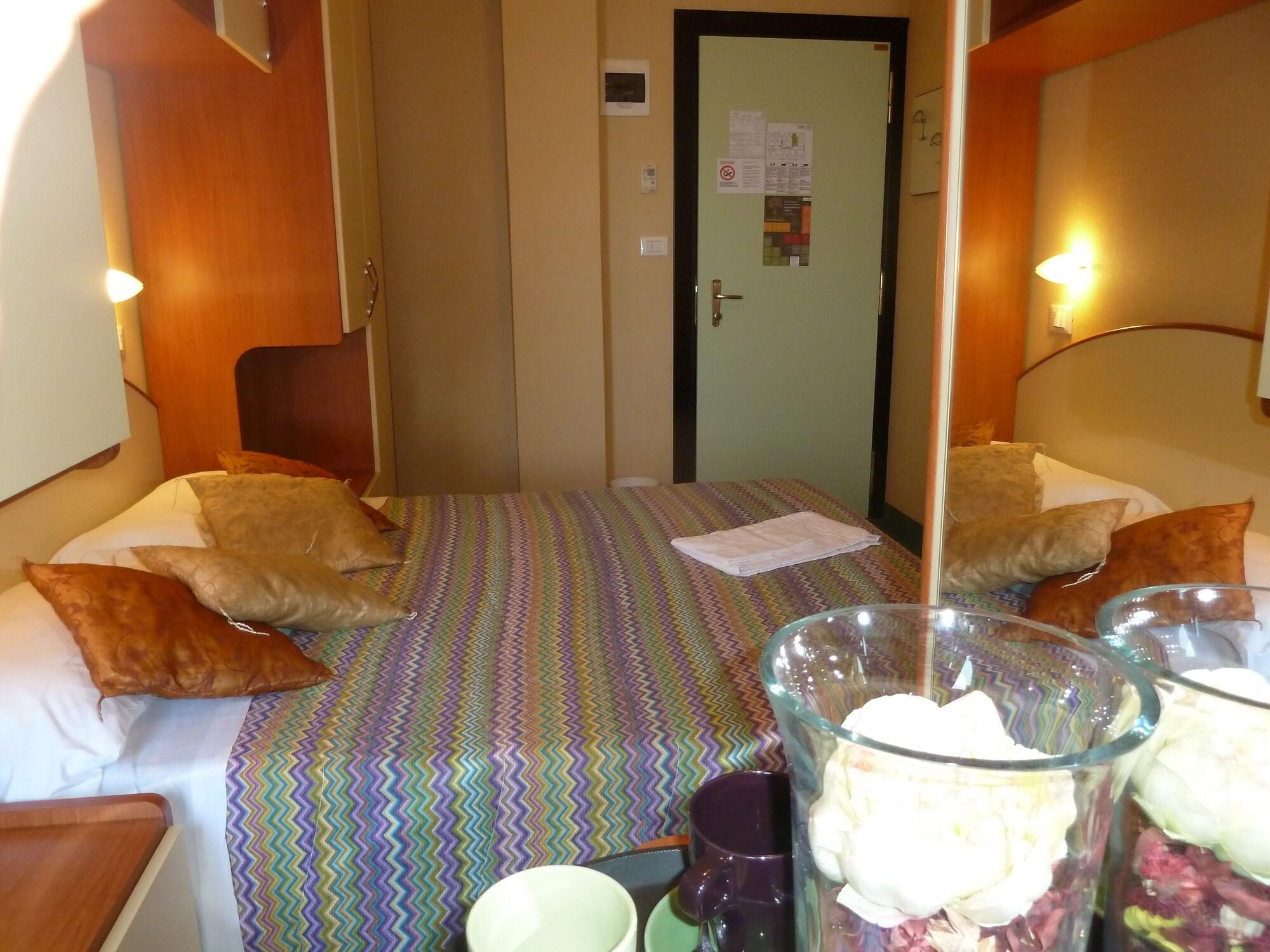 Hotel Crosal Римини Екстериор снимка