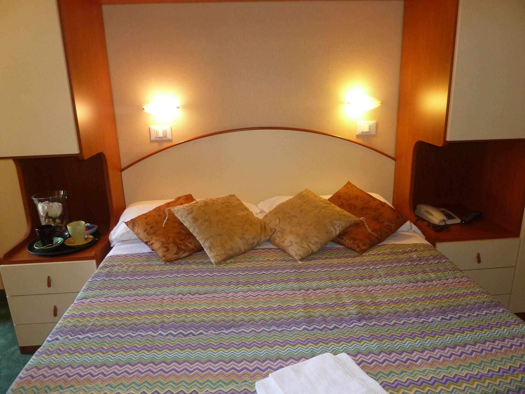 Hotel Crosal Римини Екстериор снимка