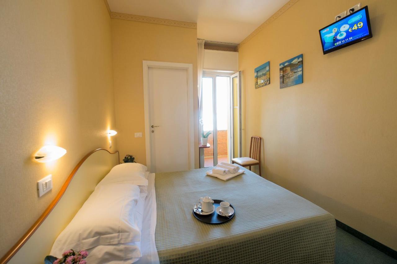 Hotel Crosal Римини Екстериор снимка