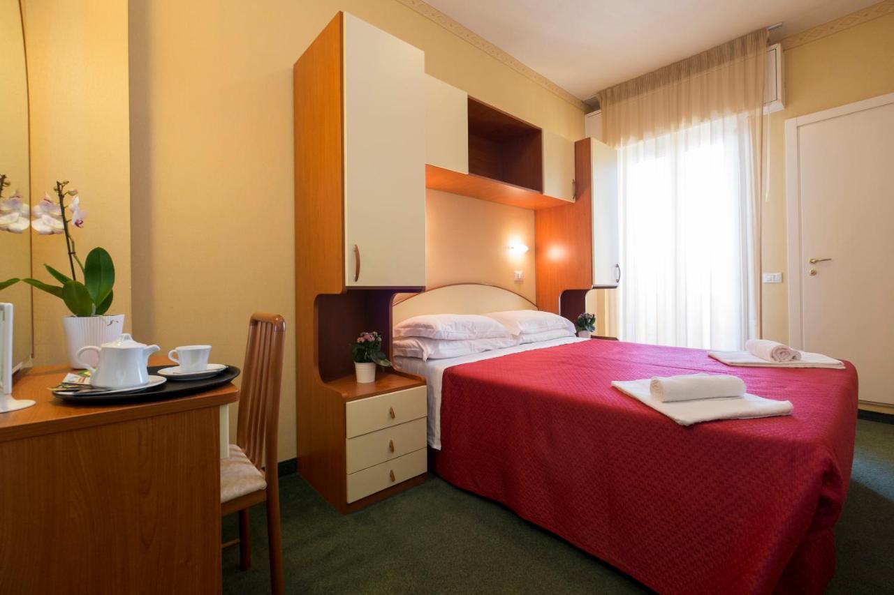 Hotel Crosal Римини Екстериор снимка