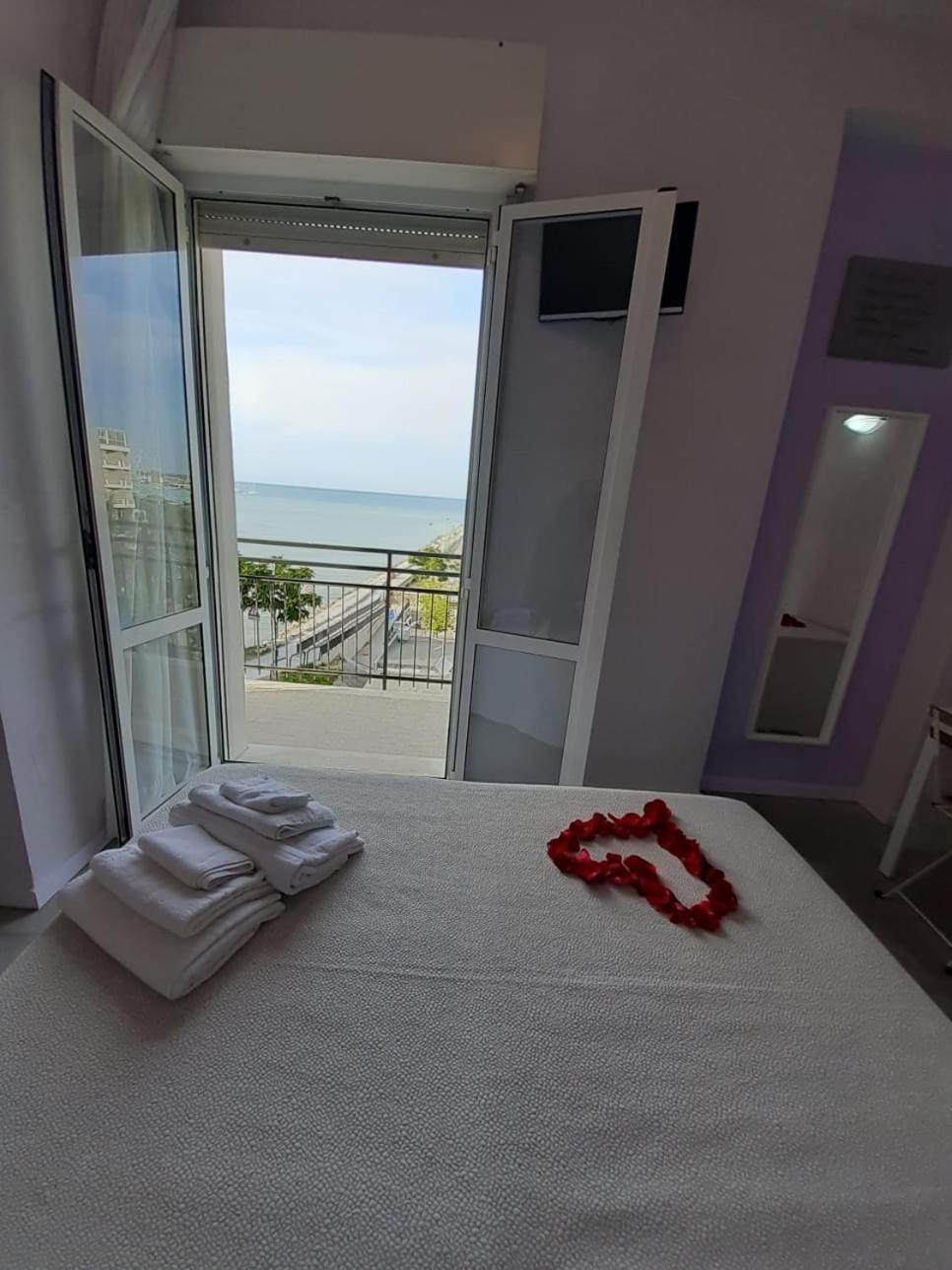 Hotel Crosal Римини Екстериор снимка