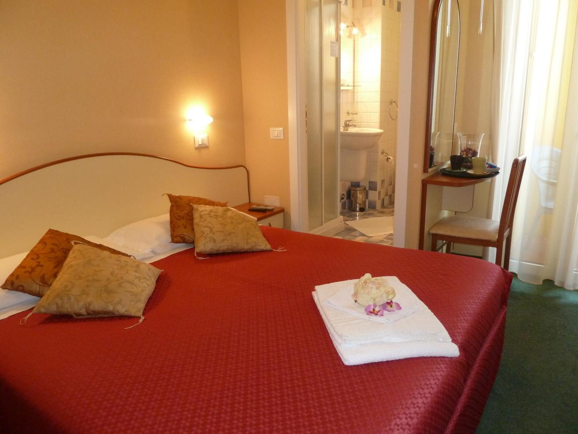 Hotel Crosal Римини Екстериор снимка