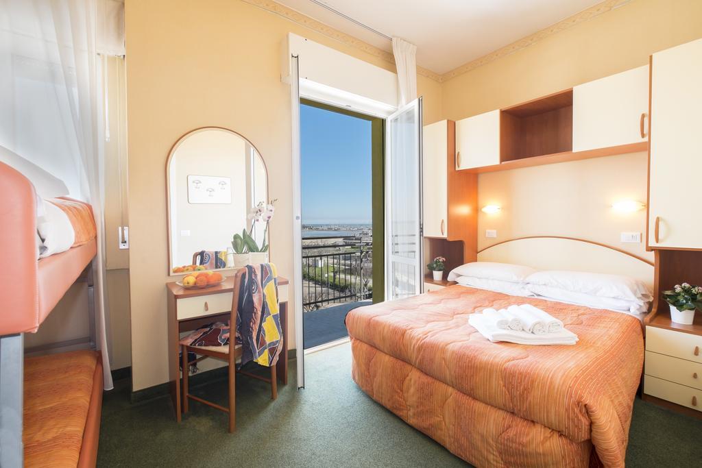 Hotel Crosal Римини Екстериор снимка