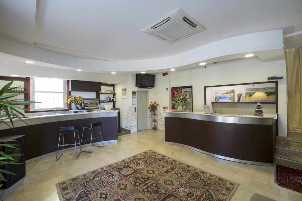 Hotel Crosal Римини Екстериор снимка