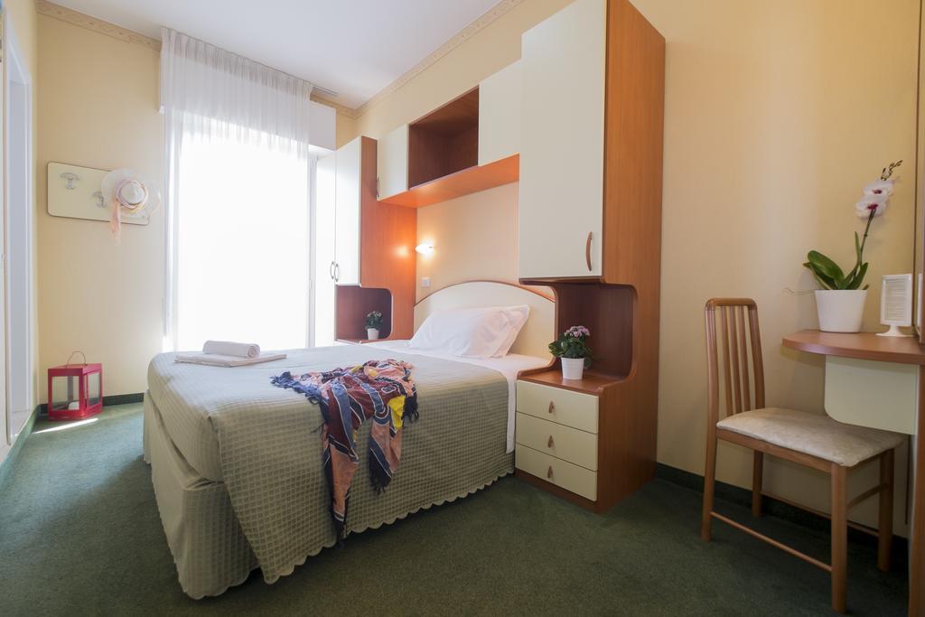 Hotel Crosal Римини Екстериор снимка