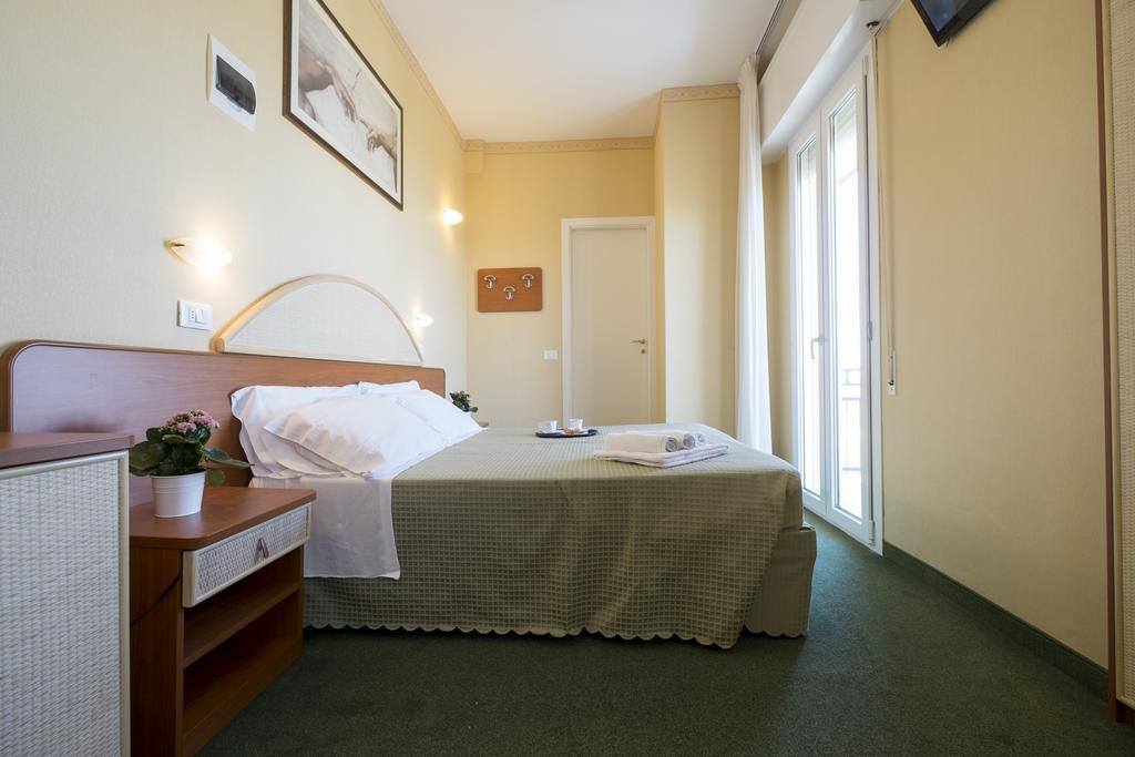 Hotel Crosal Римини Екстериор снимка