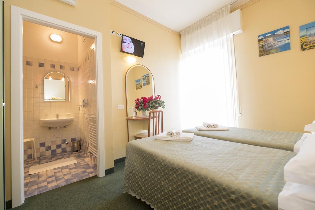 Hotel Crosal Римини Екстериор снимка