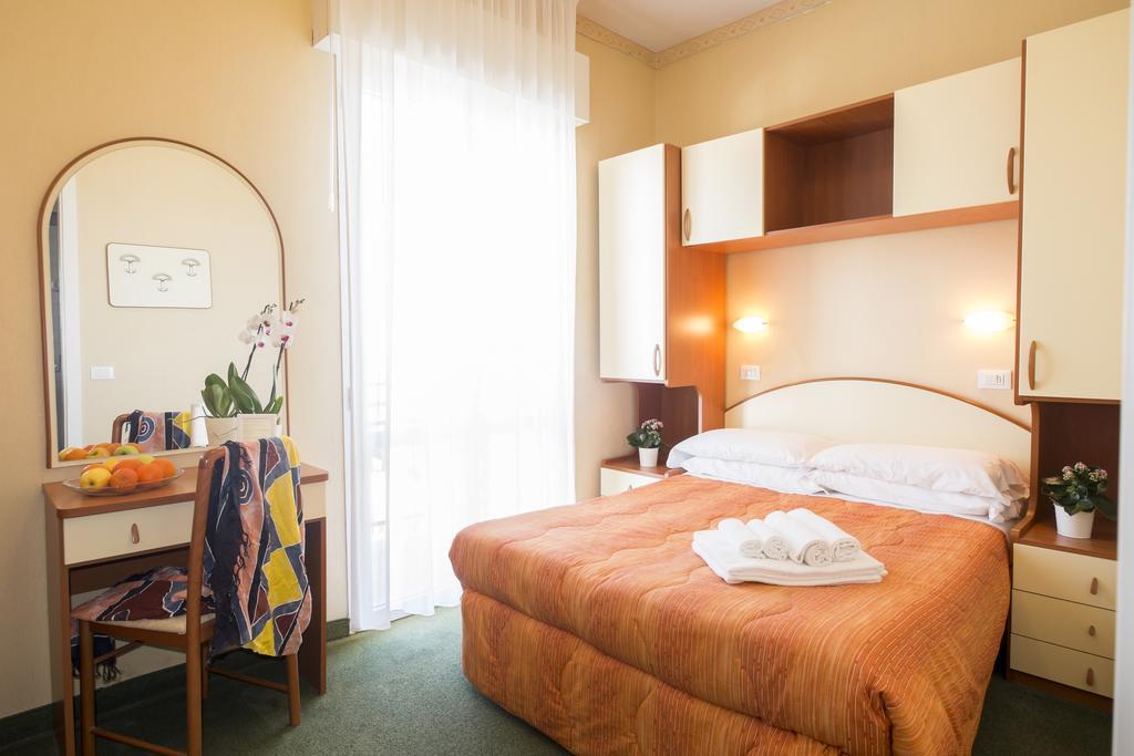 Hotel Crosal Римини Екстериор снимка