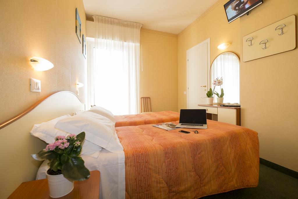 Hotel Crosal Римини Екстериор снимка