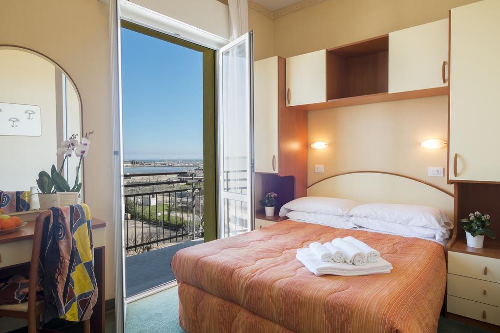 Hotel Crosal Римини Екстериор снимка