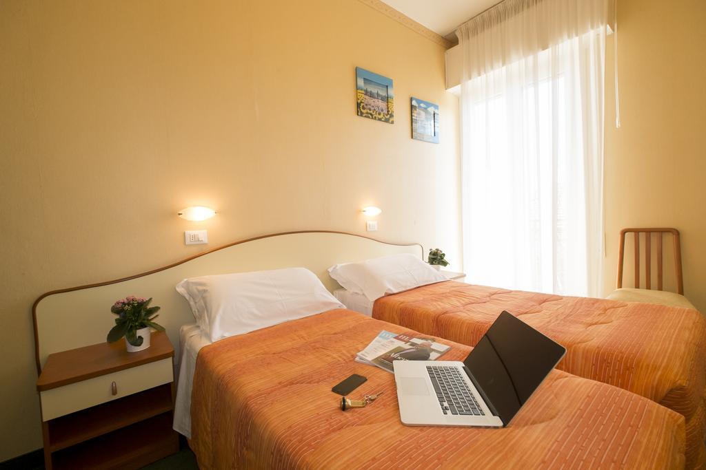 Hotel Crosal Римини Екстериор снимка