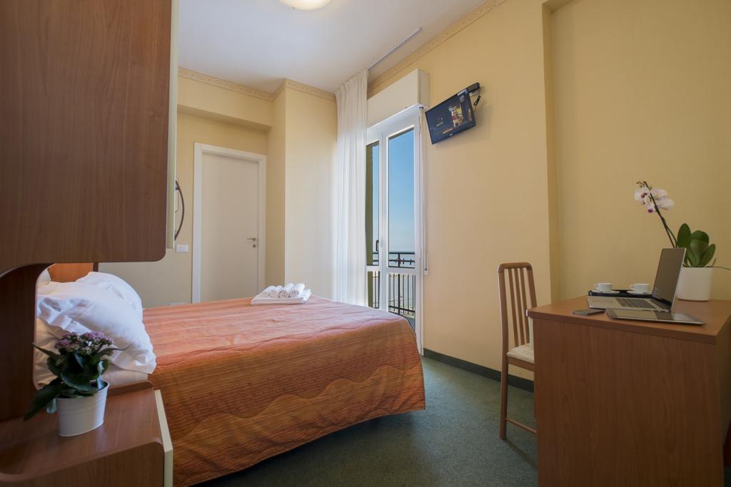 Hotel Crosal Римини Екстериор снимка