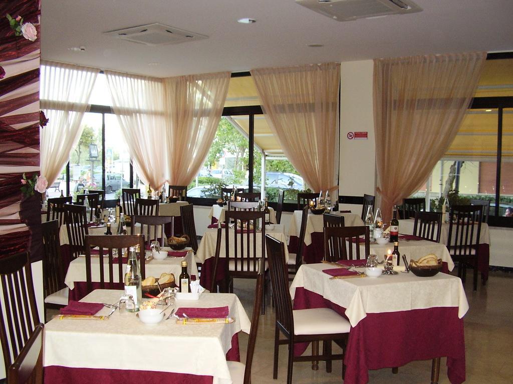 Hotel Crosal Римини Екстериор снимка