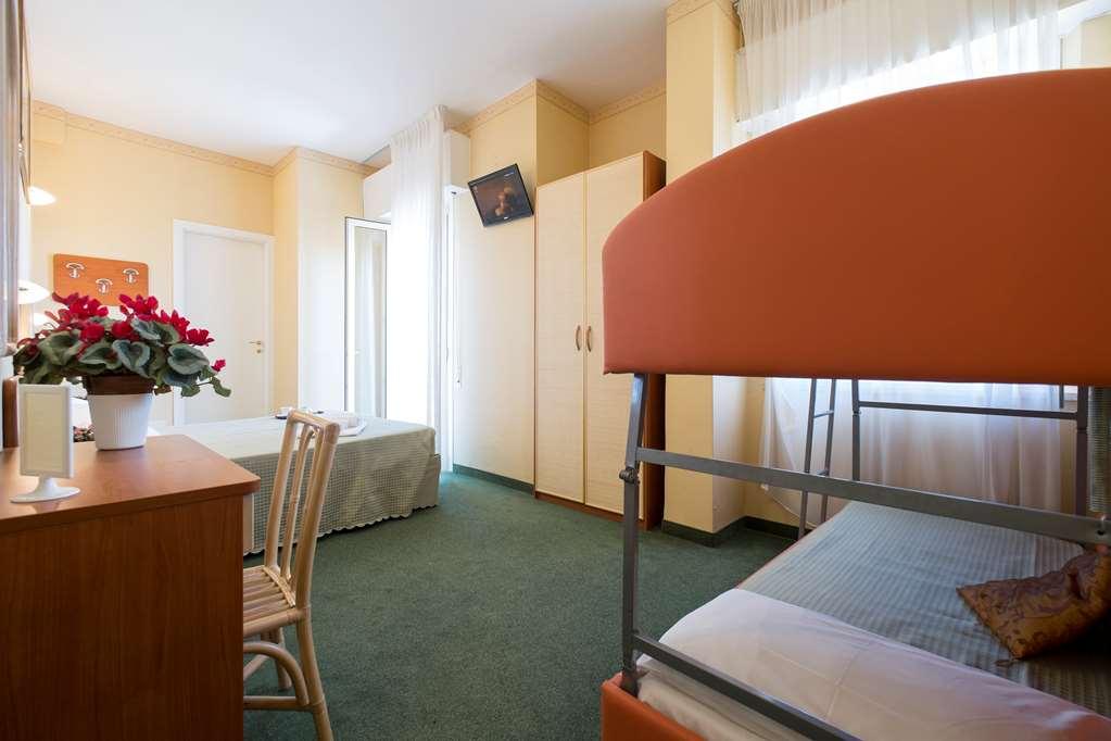 Hotel Crosal Римини Стая снимка