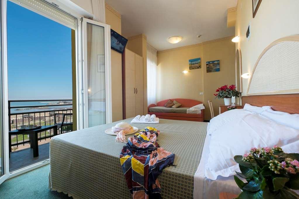 Hotel Crosal Римини Стая снимка